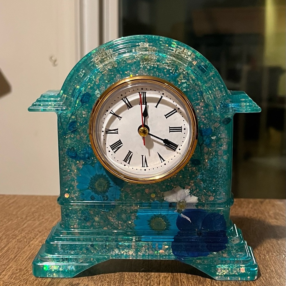 “Coastal Serenity” Resin Timepiece Gift Box with Ribbon